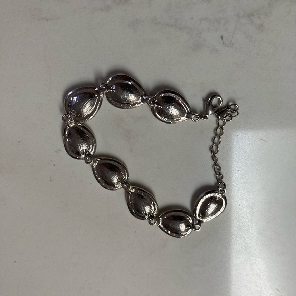 Pear shaped clear crystal Tennis bracelet 8 stones set in Silvertone plated 7-9” - Picture 3 of 5